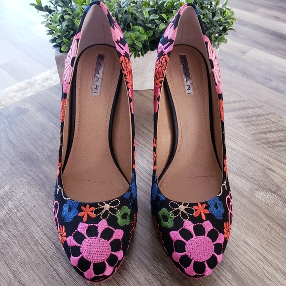 Sold Tahari Brentwood Floral Embroidered Pumps - Picture 3 of 6